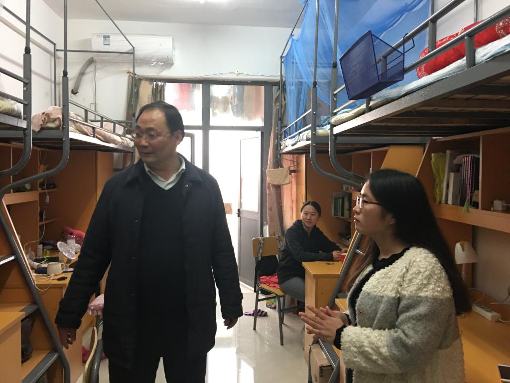 吴云平与学生亲切交流
