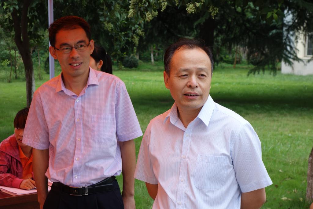郭永存校长来到迎新现场